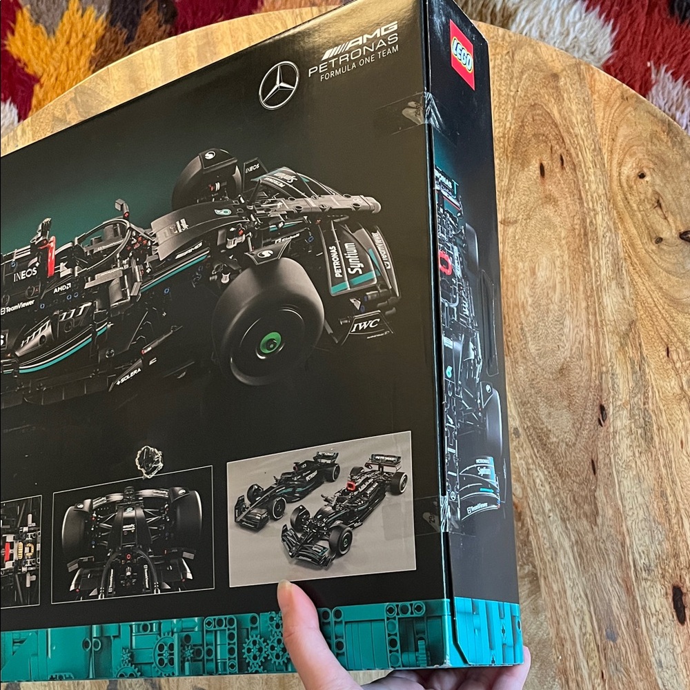 Lego Mercedes-AMG F1 W14 E Performance model set - Picture 4 of 6
